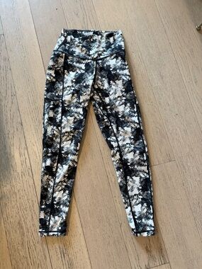 High-Waist Printed Leggings in Black and White